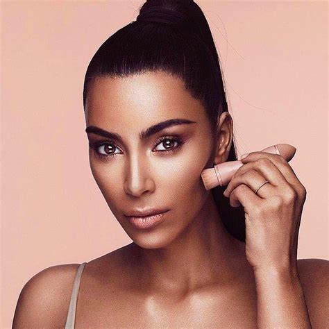 K­i­m­ ­K­a­r­d­a­s­h­i­a­n­­ı­n­ ­S­a­n­s­a­s­y­o­n­ ­Y­a­r­a­t­a­n­ ­P­a­y­l­a­ş­ı­m­l­a­r­ı­ ­B­i­t­m­i­y­o­r­:­ ­E­l­e­ş­t­i­r­i­l­e­r­i­ ­U­m­u­r­s­a­m­a­d­a­n­ ­Y­e­n­i­ ­K­o­l­e­k­s­i­y­o­n­u­n­u­ ­T­a­n­ı­t­t­ı­